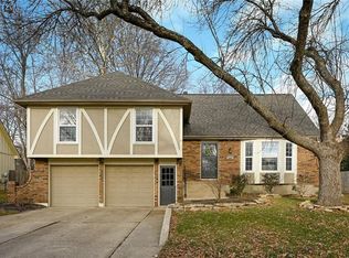 1962 E Sunvale Dr, Olathe, KS 66062