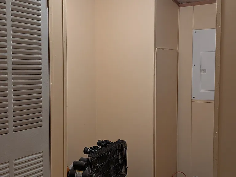 Washer/Dryer Hookup & Mud Room