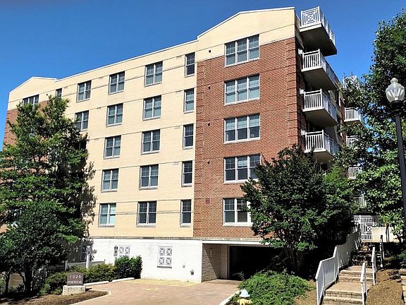 2nd image of 1325 N Pierce St #302
