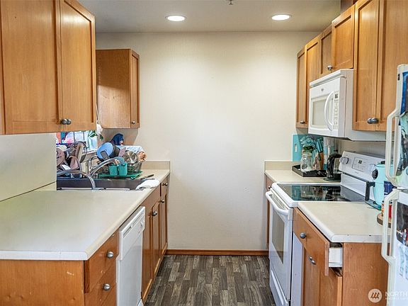 5th image of 423 SW 155th Street