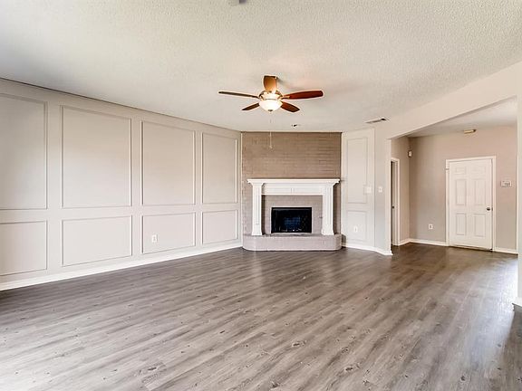 4th image of 2413 Boardwalk Dr