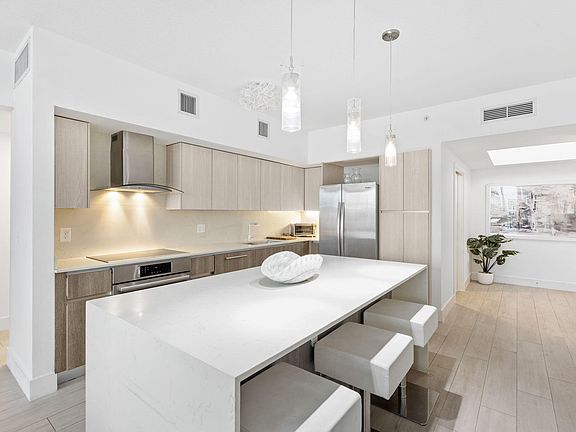 5th image of 111 SE 1st Avenue #Ph-509