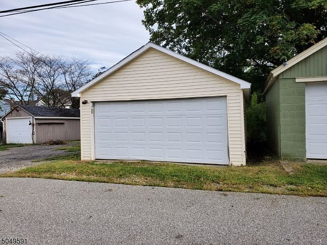 2nd image of 50-52 Carlton Ave