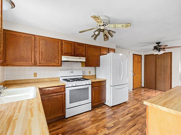 4th image of 460 Center St