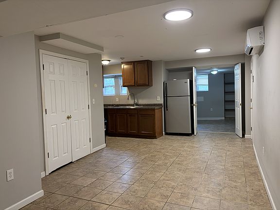 4th image of 209 E 33rd St #1B