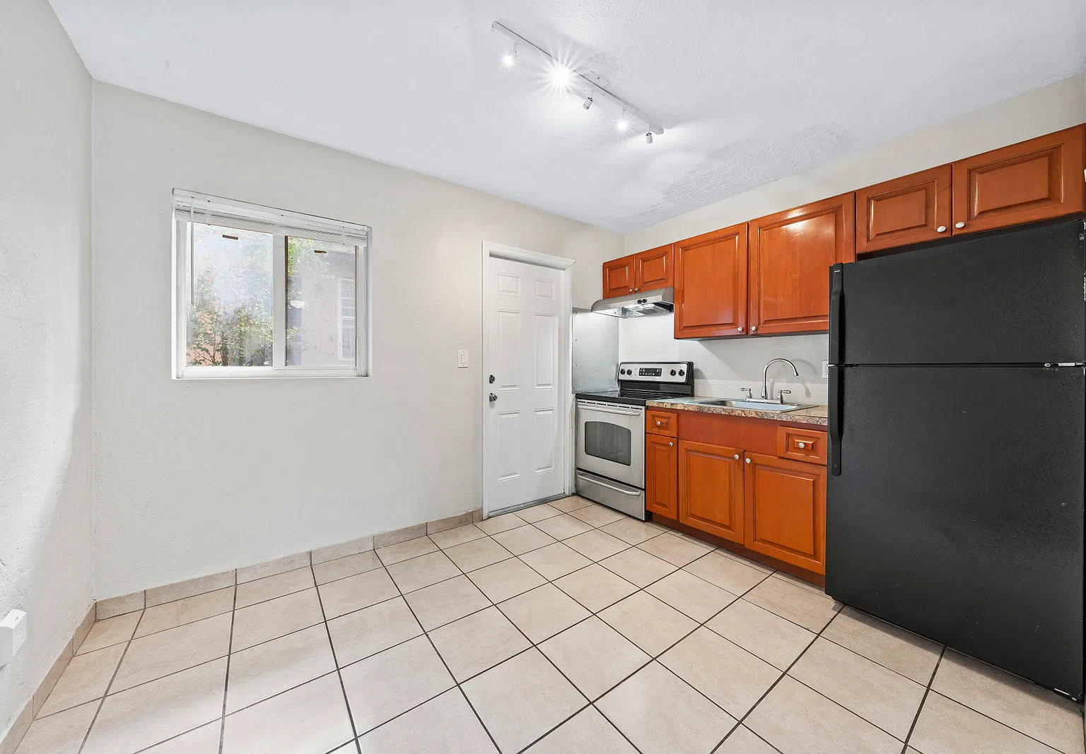 1 bed, 1.0 bath, $1,600 — Photo 1