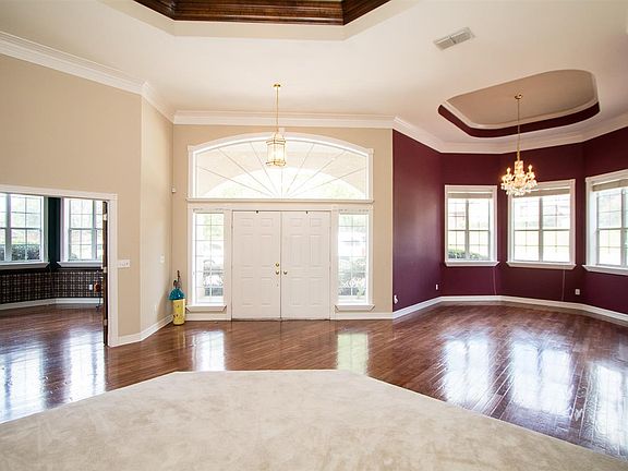 4th image of 1700 Oakmont Cir