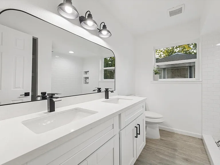 5411 Logston Ln — Photo 17