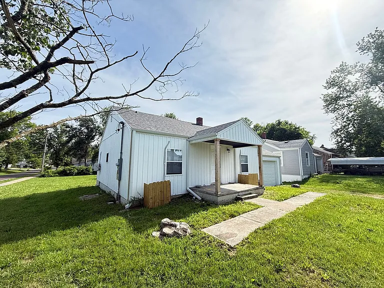 2602 W College St — Photo 2