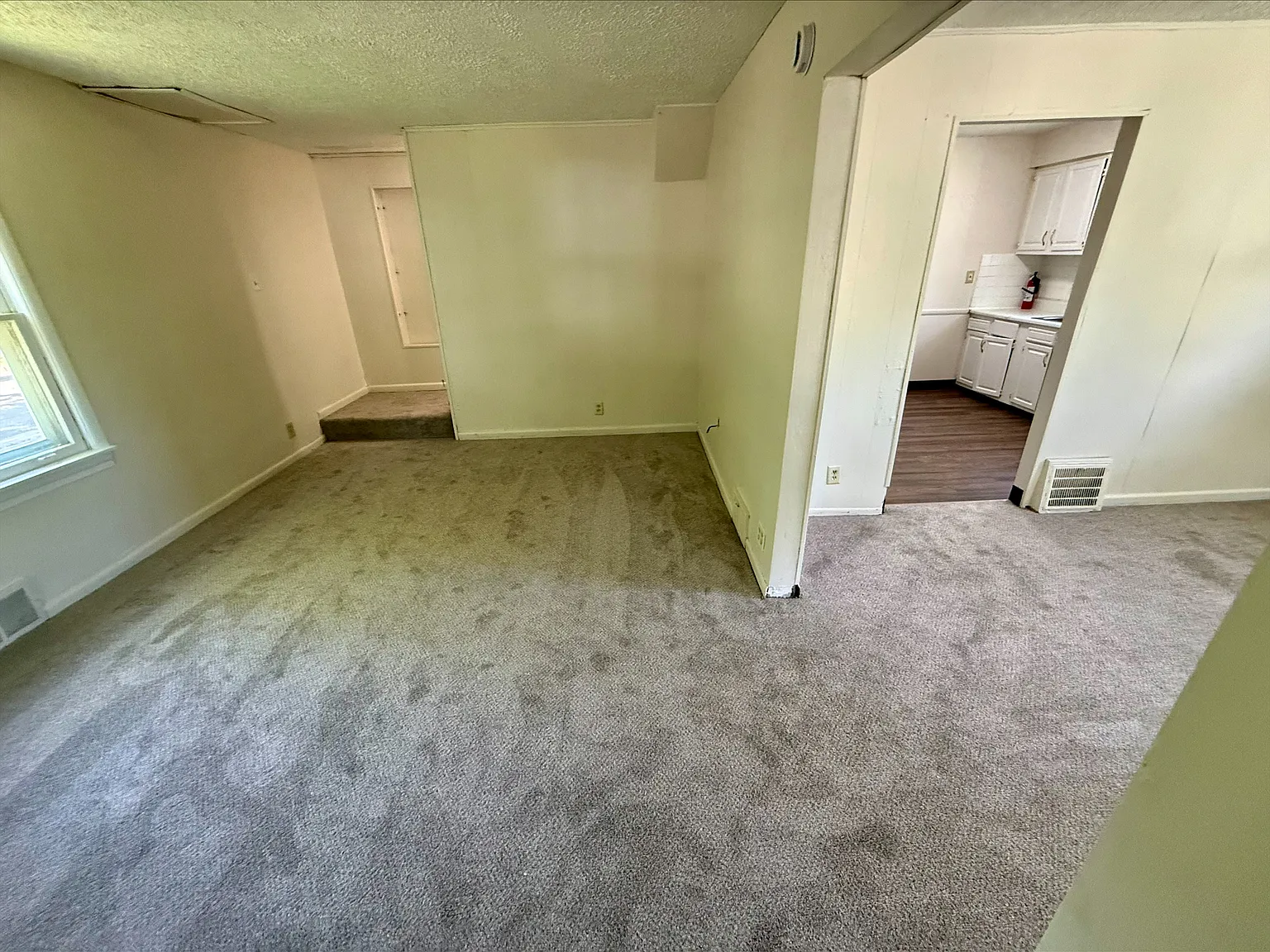 3 bed, 960 sqft, $1,045 — Photo 3