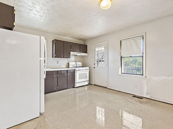 5th image of 348 Larkwood Dr