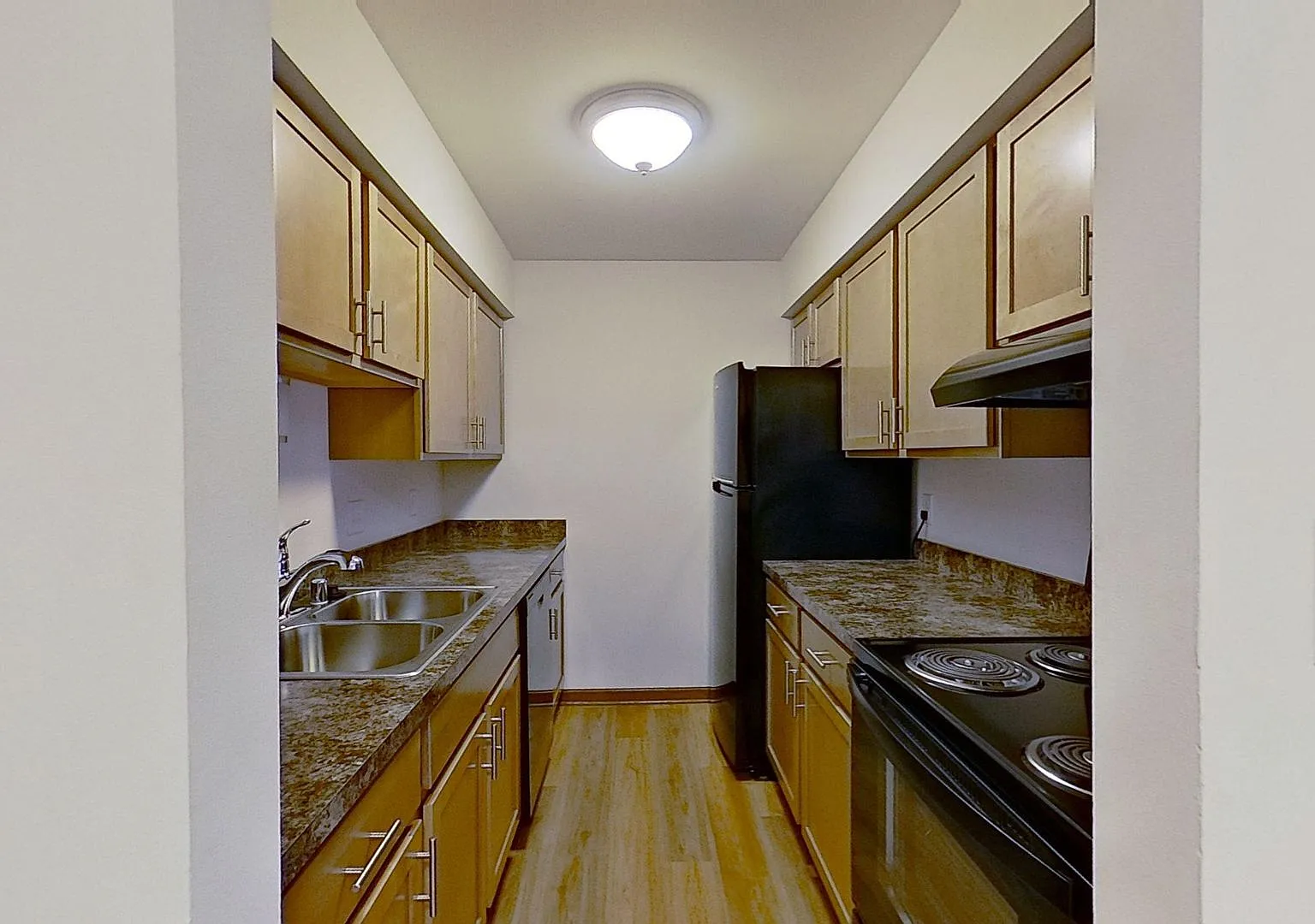 Renovated Lower 1 Bedroom 1 Bathroom Apartment — Photo 1