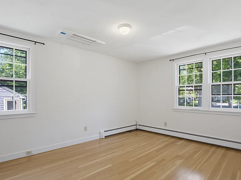 37 Woodbury Rd — Photo 12