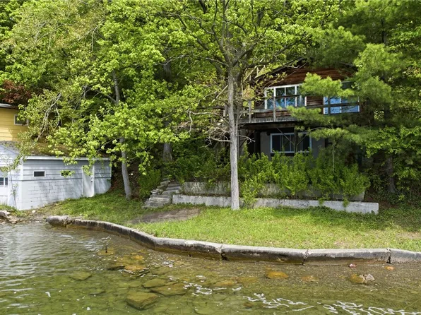 7412 W Bluff Dr, Keuka Park, NY 14478