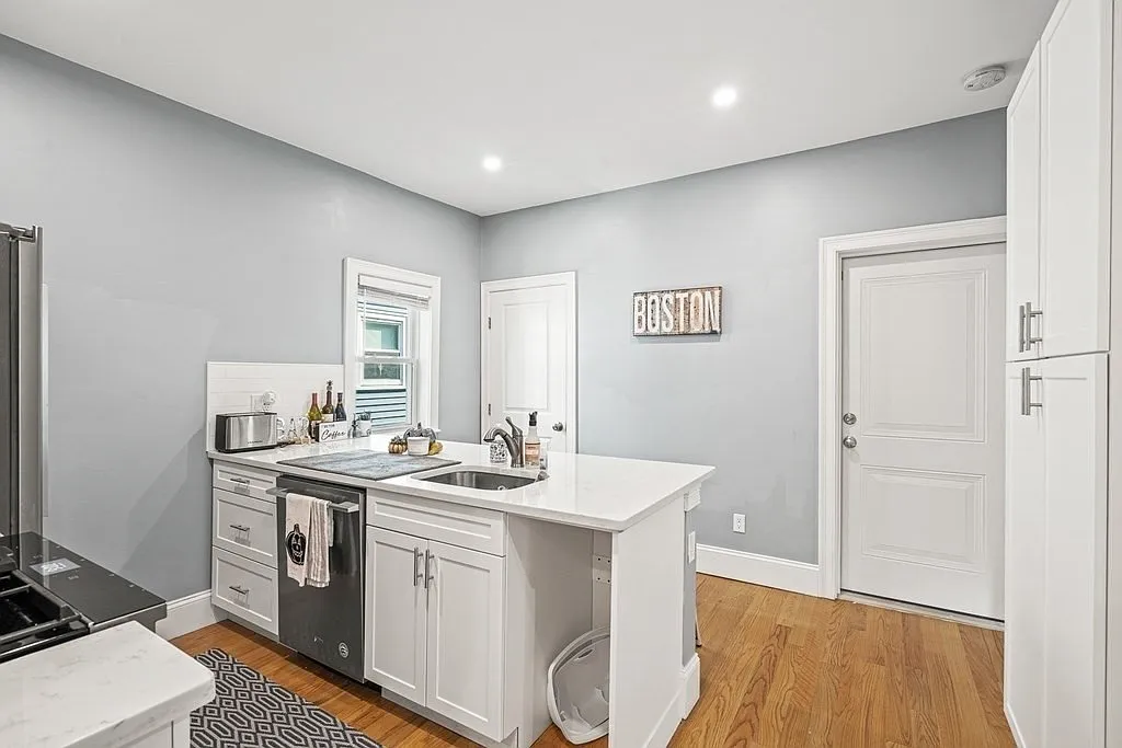3 bed, 1100 sqft, $3,600 — Photo 2