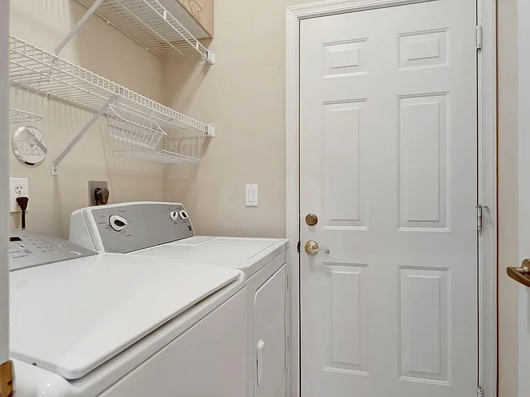 11081 Springbrook Cir — Photo 35