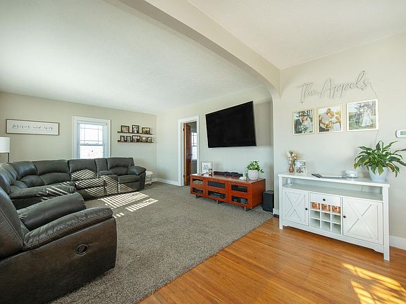 3rd image of 206 Market St