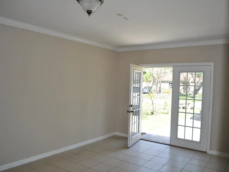 10214 Chesterfield Dr — Photo 3