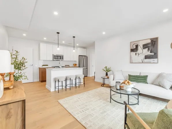 3992 Washington St #204, Roslindale, MA 02131