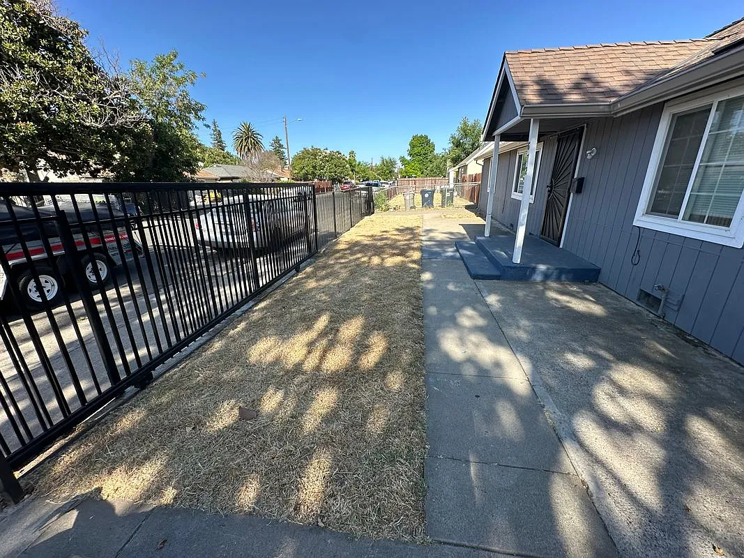 3 bed, 1.0 bath, 1015 sqft, $2,200 — Photo 3