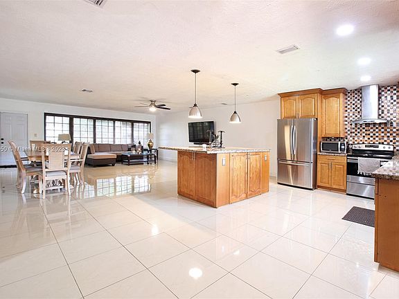 5th image of 520 NE 180th Dr