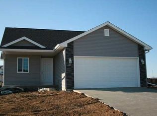 191 Woodstone Ln SW, Cedar Rapids, IA 52404