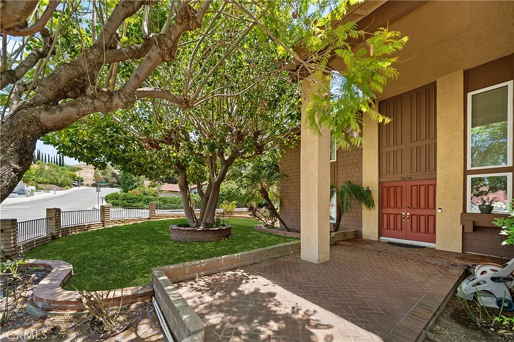 4 bed, 2252 sqft, $4,500 — Photo 2