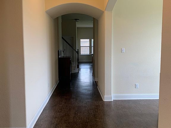 4th image of 1112 Colonial Dr