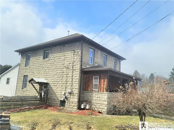 16 S Phetteplace St, Falconer, NY 14733