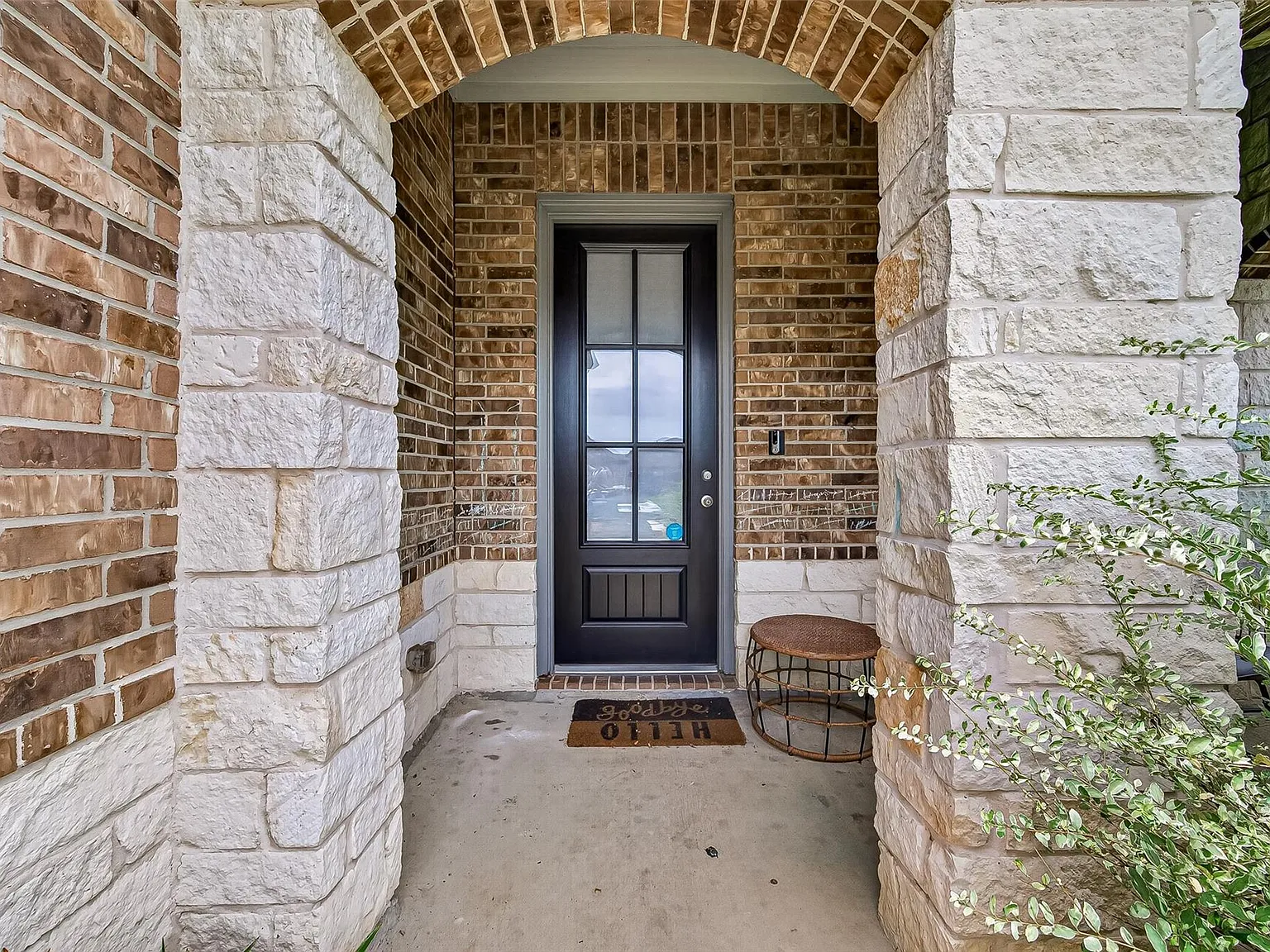 4 bed, 2.5 bath, 2646 sqft, $2,800 — Photo 2