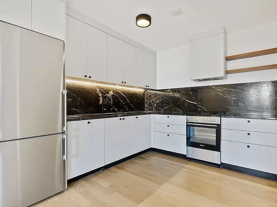 1st image of 260 Gold St #818
