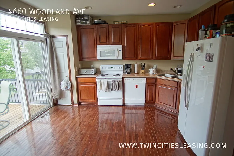 End Unit Townhouse - Open Concept With Attached 2 Car Garage — Photo 4