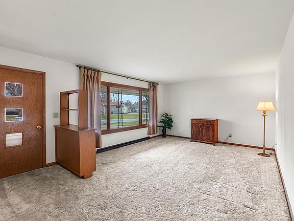 3rd image of 104 Cherokee Road