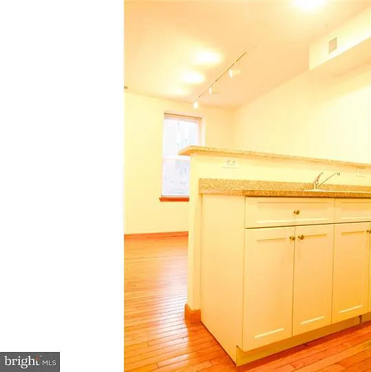 260 S 11th St #1 — Photo 7
