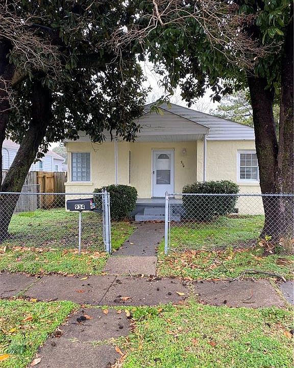 Cute bungalow. Three bedrooms, 2 full baths.