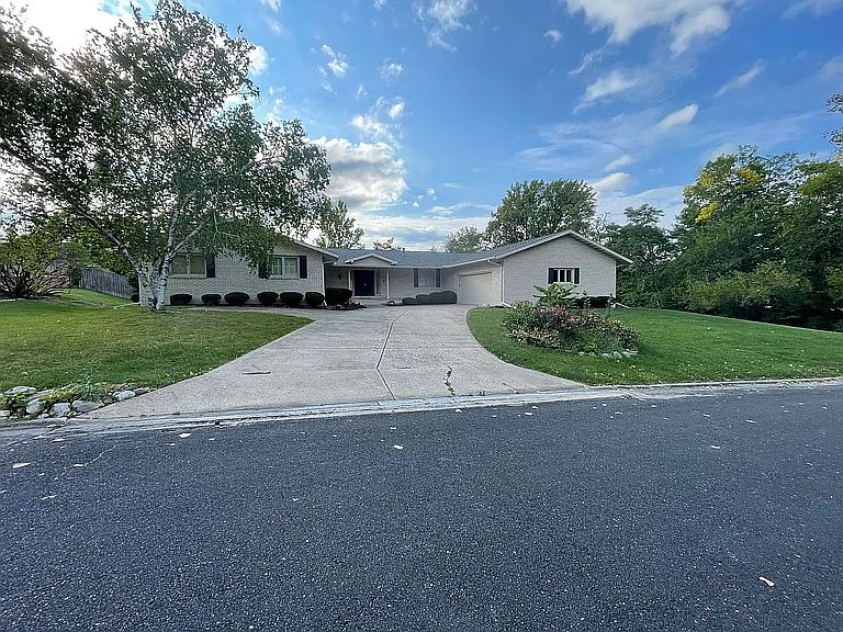 1st image of 612 W Collingwood Cir