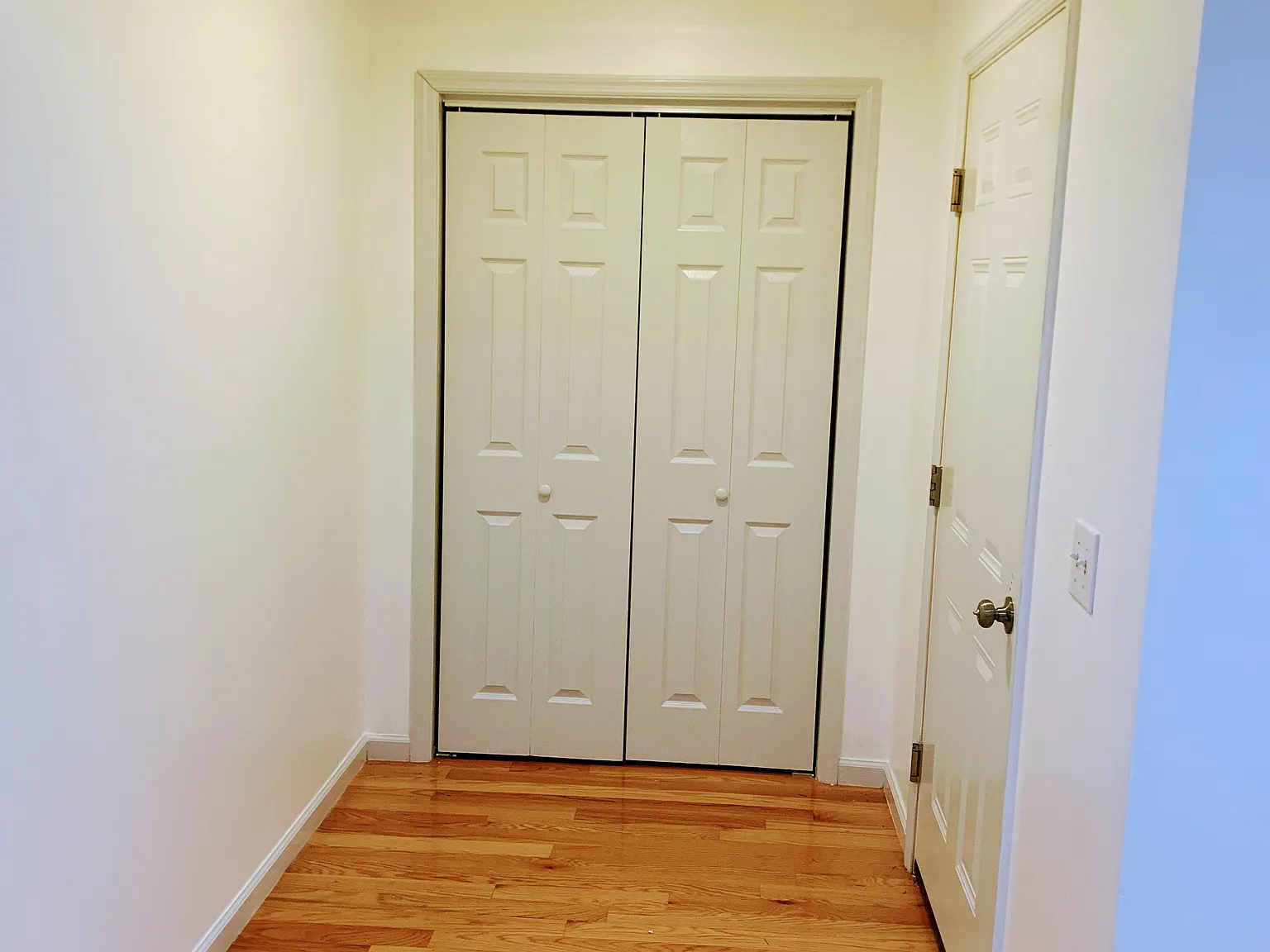 2 bed, 2.5 bath, 1300 sqft, $2,200 — Photo 4