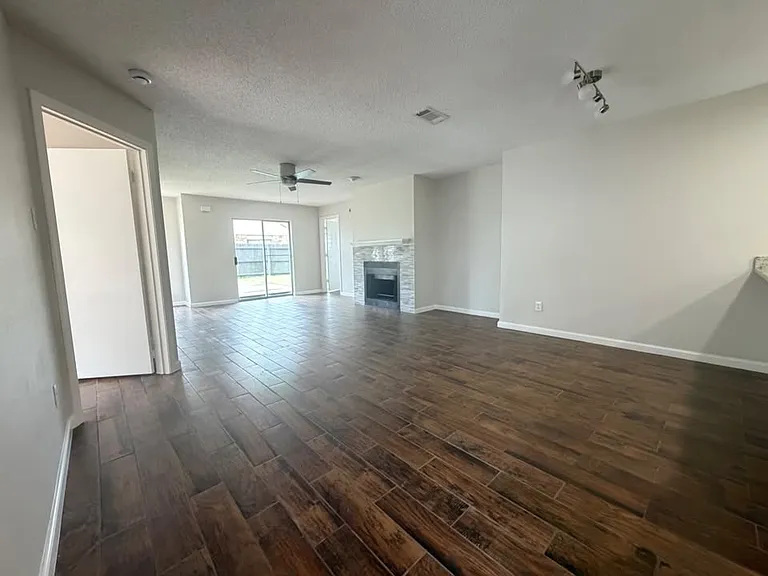 1913 Wyatt Dr — Photo 4