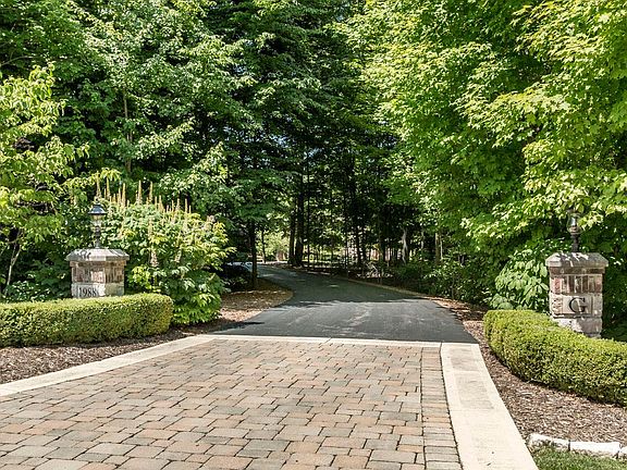 4th image of 1988 Woodlands Pl