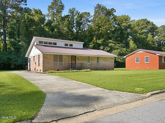 3rd image of 713 Pinewood Drive