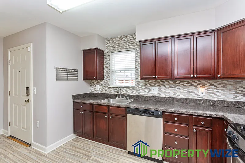 3 bed, 2.0 bath, 1485 sqft, $1,825 — Photo 2