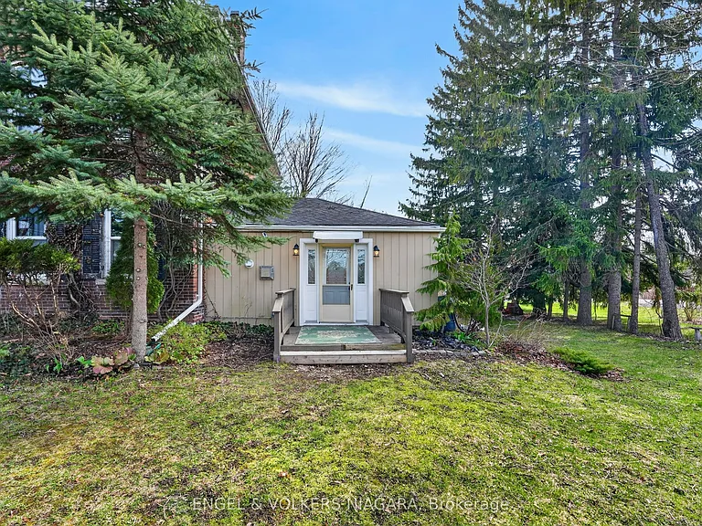 71 Rose Glen Rd S — Photo 1