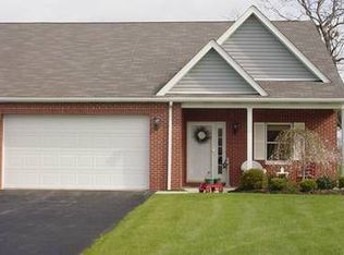 25 Manor Dr, Grove City, PA