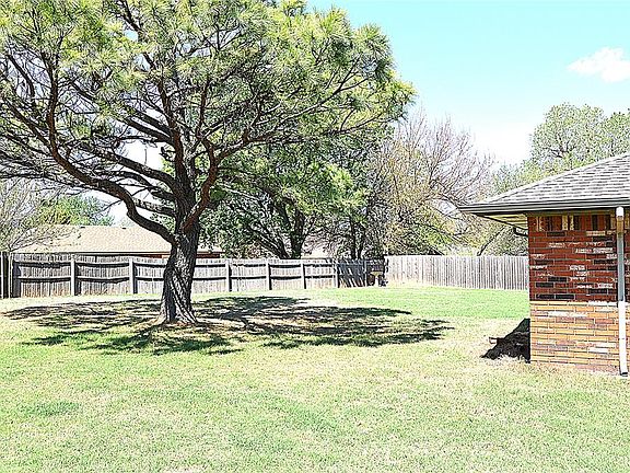 5th image of 105 Lochwood Pl