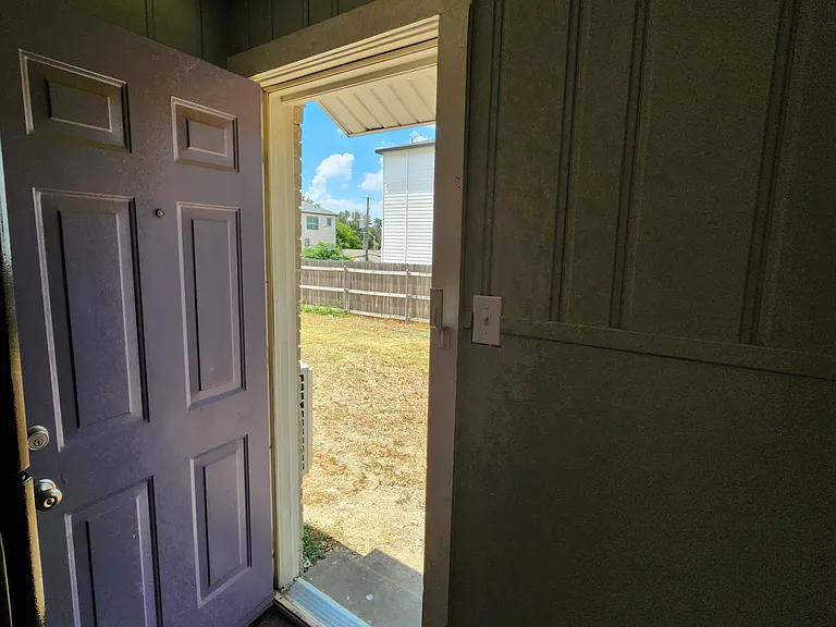 2300 W Lowden St — Photo 16