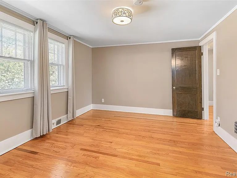 192 E Lincoln St — Photo 23