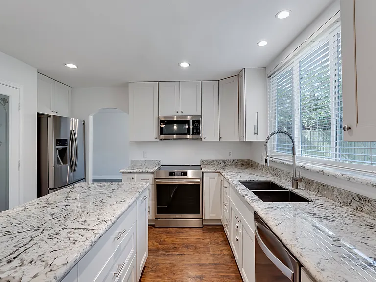 16215 Hollow Rock Dr — Photo 22