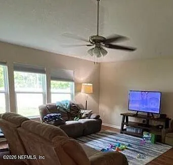 4 bed, 2.0 bath, 2416 sqft, $2,450 — Photo 2