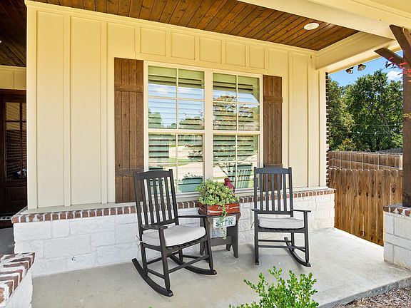 3rd image of 707 Cambridge Bend Cir