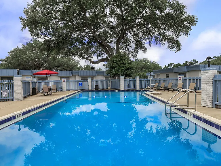 Rolling Hills Apartments — Photo 3